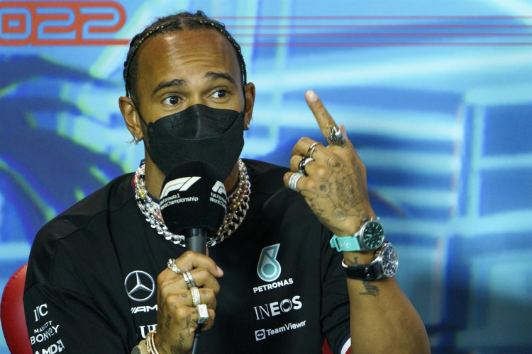 Lewis Hamilton protestou contra a proibição de joias na Fórmula 1