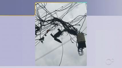 Plano de agências buscará reduzir em 10 anos 30% do emaranhado de fios em postes de energia | Economia Plano de agências buscará reduzir em 10 anos 30% do emaranhado de fios em postes de energia | Economia