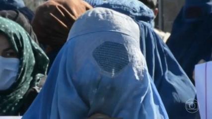 Talibã determina que mulheres voltem a cobrir o rosto e o corpo quando estiverem em público, no Afeganistão