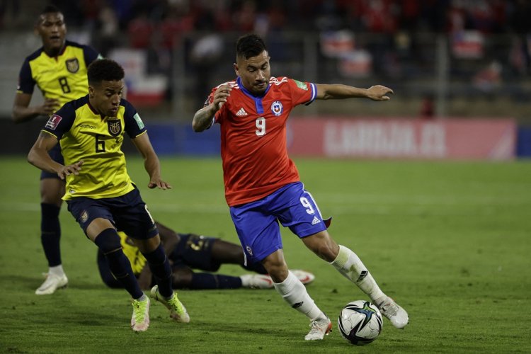 Byron Castillo, do Equador, marcando Jean Meneses, do Chile, durante partida das Eliminatórias Sul-Americanas