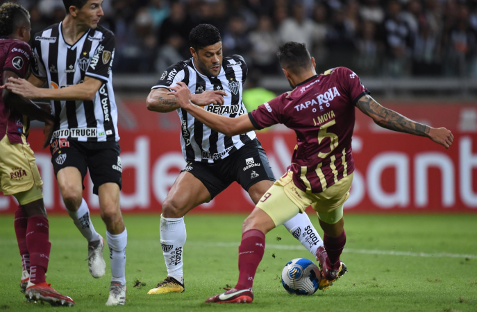 Hulk, do Atlético-MG, dividindo bola com jogador do Tolima, pela Libertadores da América