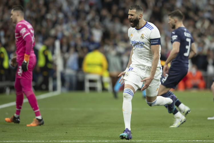 Benzema comemora gol marcado para o Real Madrid contra o Manchester City