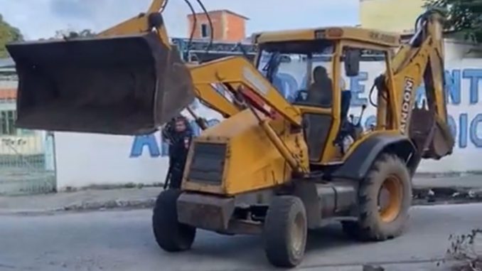Ação da Polícia Militar retira barricadas do tráfico em Cabo Frio Ação da Polícia Militar retira barricadas do tráfico em Cabo Frio