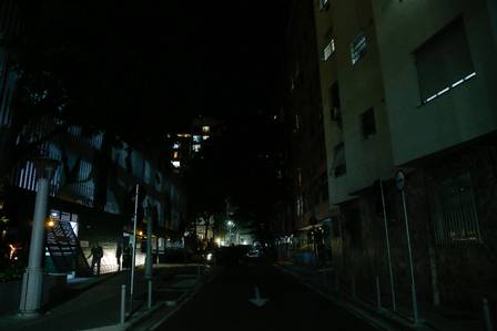 Beco do Pinheiro, no Catete: das quatro lâmpadas de LED da via, apenas uma funciona