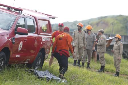 Bombeiros fazem busca pelo corpo do perito da Polícia Civil Renato Couto no Rio Guandu