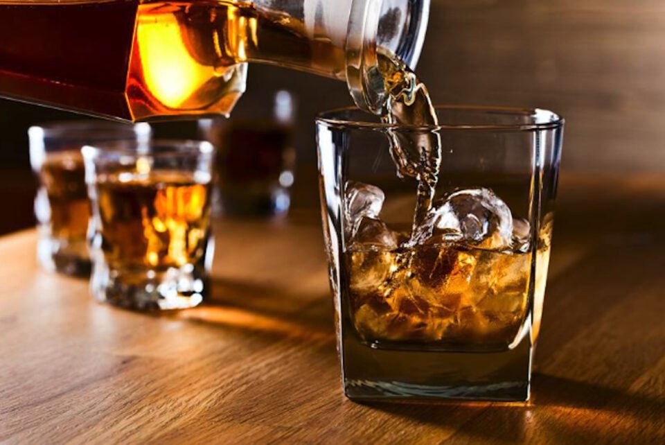 “Cachaça”, som alto e tiros; festa no CIC é interrompida e homem é preso “Cachaça”, som alto e tiros; festa no CIC é interrompida e homem é preso