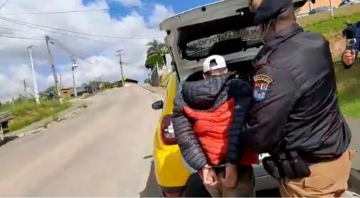 Jovem preso diz à polícia que esfaqueou ex-prefeito e se arrependeu