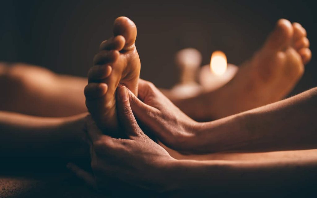 Massagem profissional nos pés de perto