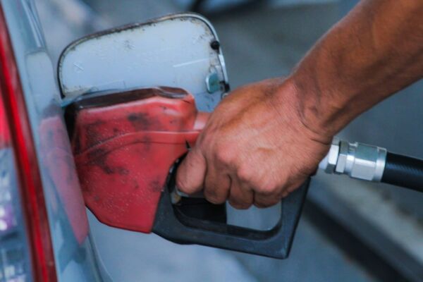 Alta de preços leva postos a parcelarem vendas no cartão Alta de preços leva postos a parcelarem vendas no cartão