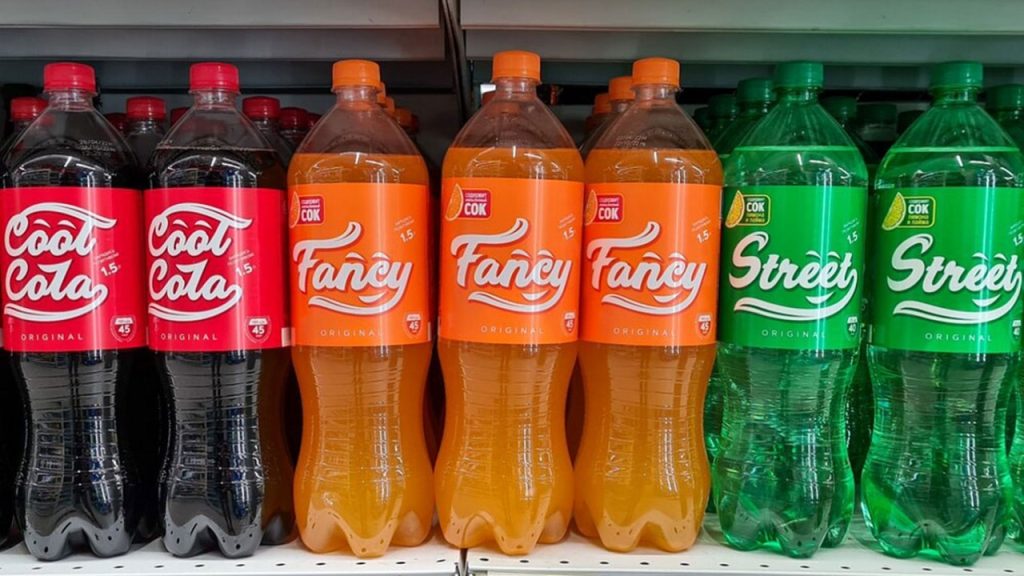 ‘Clones’ da Coca-Cola são lançados na Rússia após saída da empresa do país