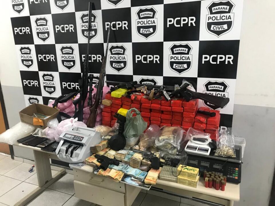 Quatro suspeitos ligados a organização criminosa são presos em flagrante na Grande Curitiba Quatro suspeitos ligados a organização criminosa são presos em flagrante na Grande Curitiba