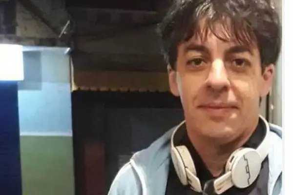 Professor de filosofia esfaqueado no Passeio Público morre e alunos protestam em Curitiba Professor de filosofia esfaqueado no Passeio Público morre e alunos protestam em Curitiba