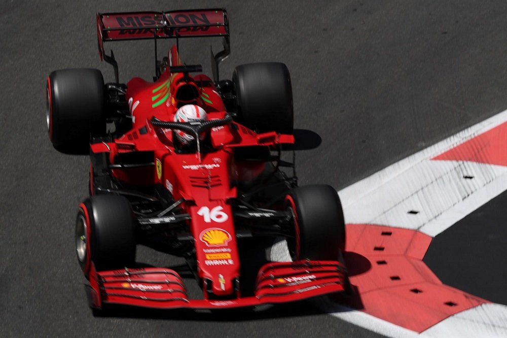 Charles Leclerc piloto sua Ferrari vermelha, de número 16, renta à zebra nas ruas do circuito de Baku