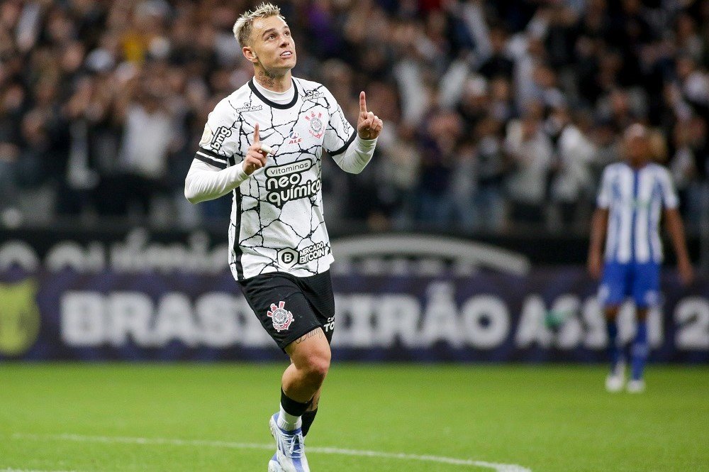 Roger Guedes levanta os dois dedos e olha para o céu após marcar um gol na Arena Corinthians