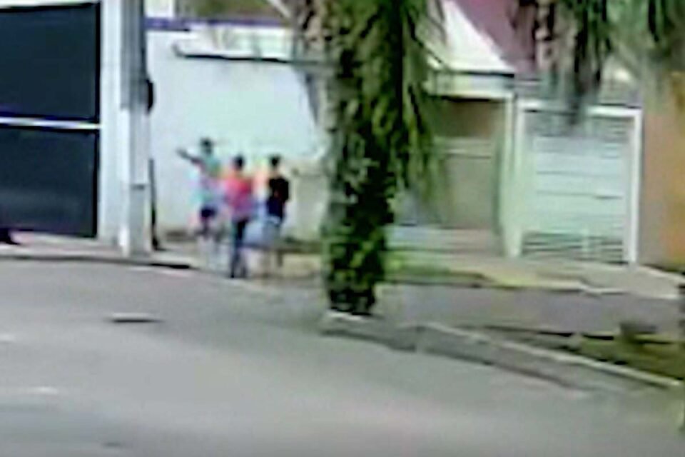 Dois suspeitos que teriam matado amigo por dívida de R$ 300 são presos em Curitiba; vídeo