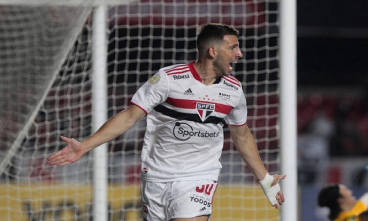 Atacante Jonathan Calleri comemora gol contra o Corinthians no Campeonato Brasileiro