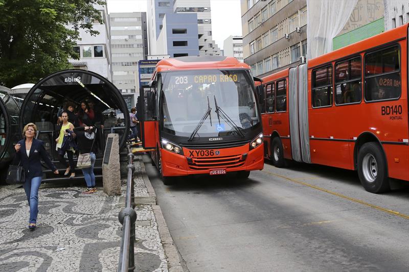 Passageiro é preso após se masturbar ao lado de adolescente em ônibus biarticulado de Curitiba