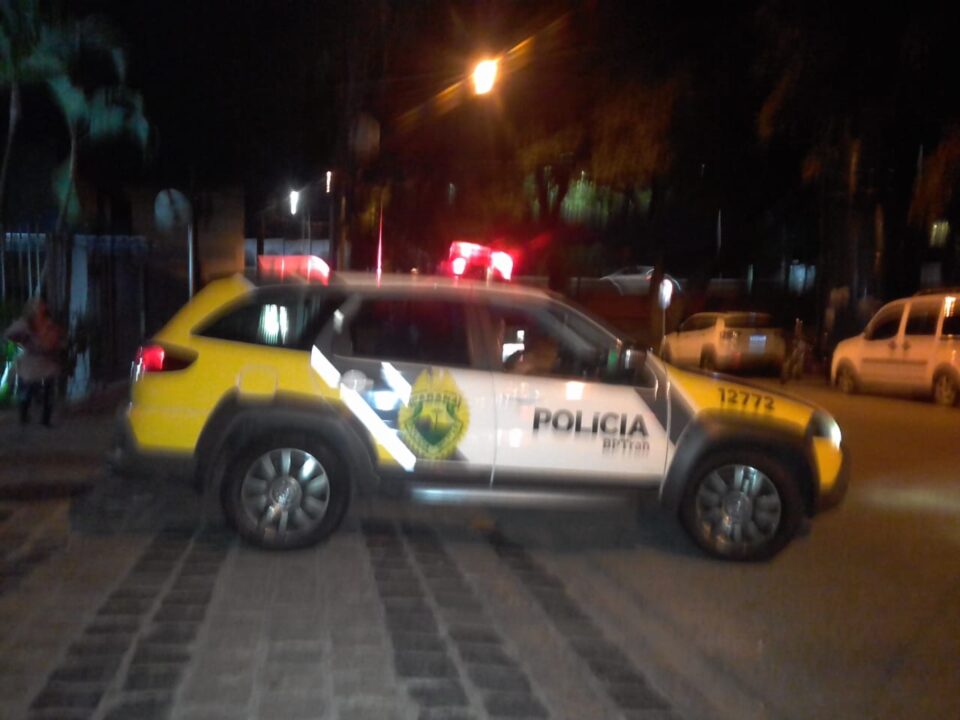 Torcedores brigam e coxa-branca fica ferido após ser atingido por pedrada Torcedores brigam e coxa-branca fica ferido após ser atingido por pedrada