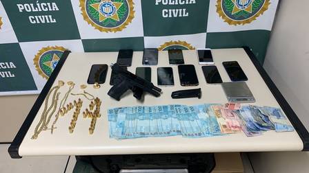 Com os criminosos, foram apreendidos dez celulares, R$ 4 mil em espécie, uma pistola com a numeração raspada, dois carregadores, além de munição