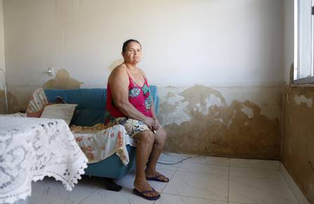 Rosilda Oliveira mora há 22 anos na Rua Vila Glória, no Jardim Maravilha: água dentro de casa chegou a um metro de altura