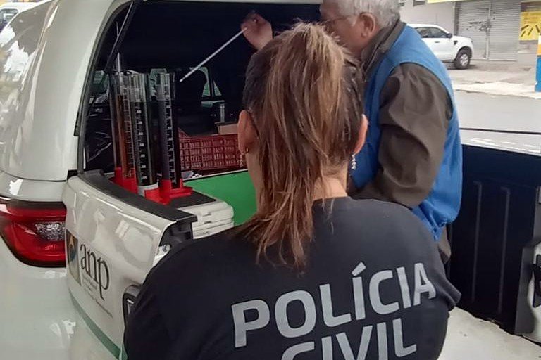 Fiscalização em postos de combustíveis da Grande Curitiba termina com homem preso Fiscalização em postos de combustíveis da Grande Curitiba termina com homem preso