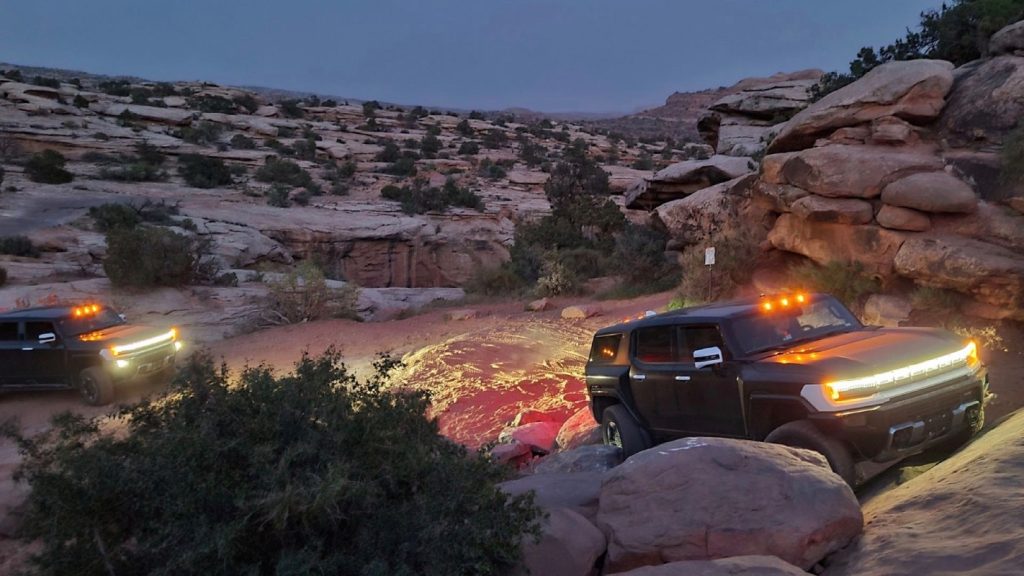 Veículo elétrico da GM à noite no deserto