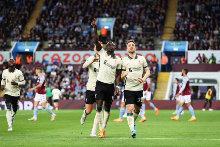 Mané e Diogo Jota comemorando gol do Liverpool diante do Aston Villa