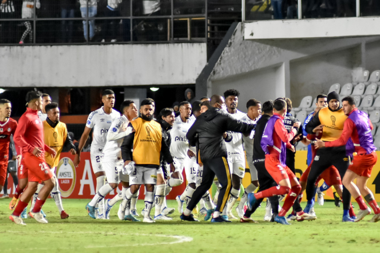 Jogadores de Santos e La Calera se estranharam em partida válida pela Copa Sul-Americana