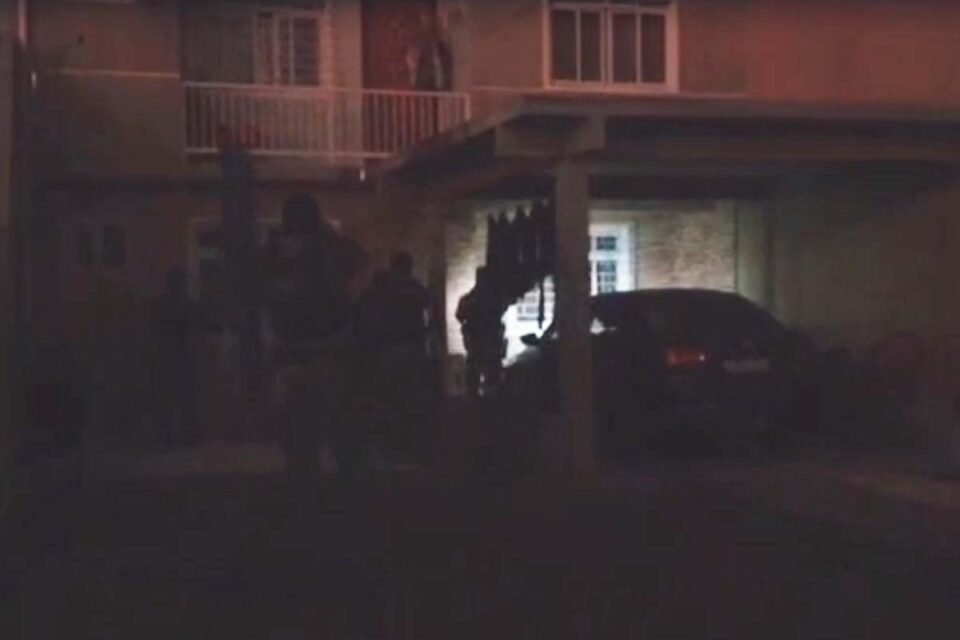 6 suspeitos de matar homem e aterrorizar moradores são presos 6 suspeitos de matar homem e aterrorizar moradores são presos