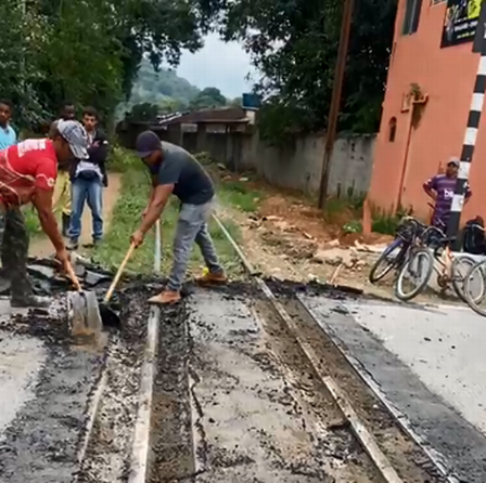 Segundo a prefeitura de Magé, funcionários da equipe de infraestrutura retiraram o asfalto colocado por engano