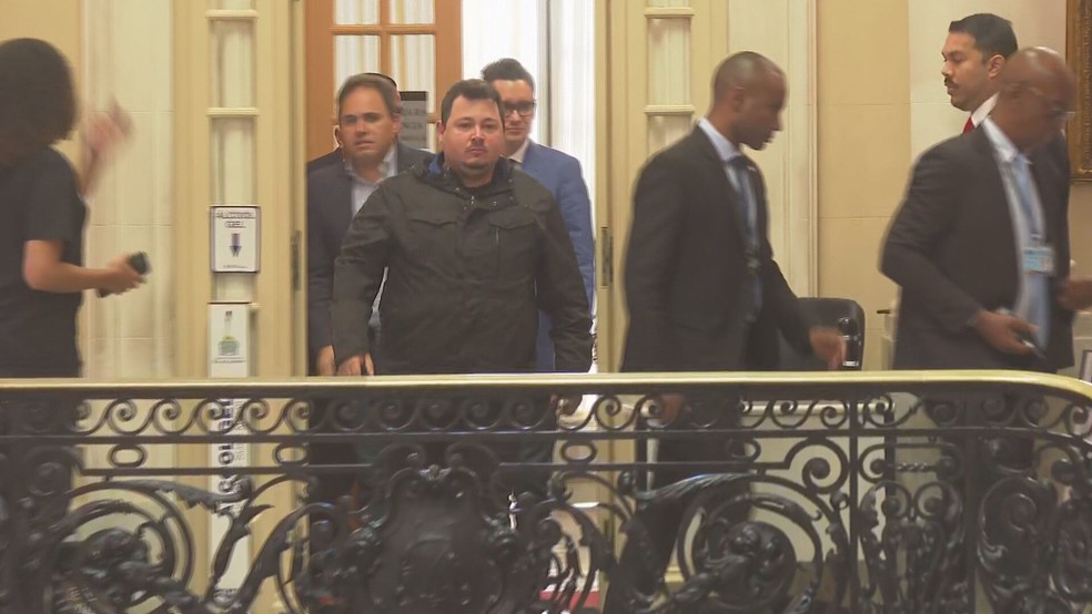 Vinícius Hayden, ex-assessor de Gabriel Monteiro, presta depoimento de colete à prova de balas — Foto: Reprodução TV Globo