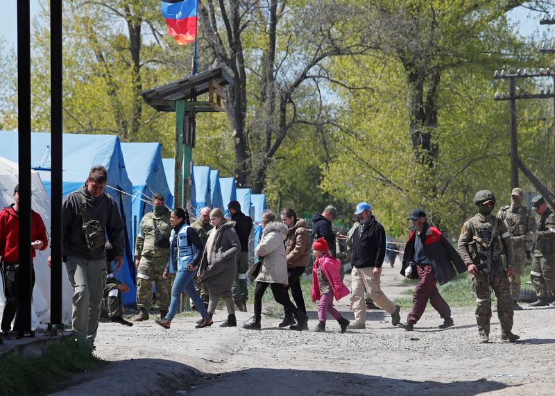 Civis são retirados da cidade ucraniana de Mariupol e Rússia renova bombardeio