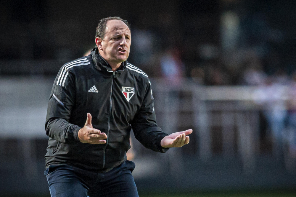 Rogério Ceni comandando o São Paulo durante clássico contra o Corinthians