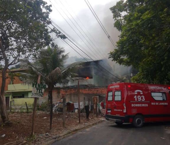 Casa pega fogo no bairro Monsuaba, em Angra dos Reis