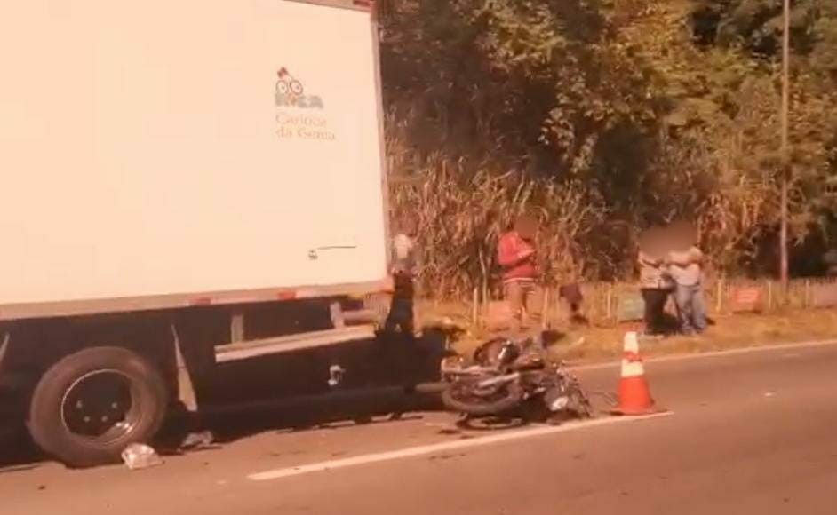 Morre no hospital motociclista que bateu na traseira de caminhão na Lúcio Meira, em Volta Redonda