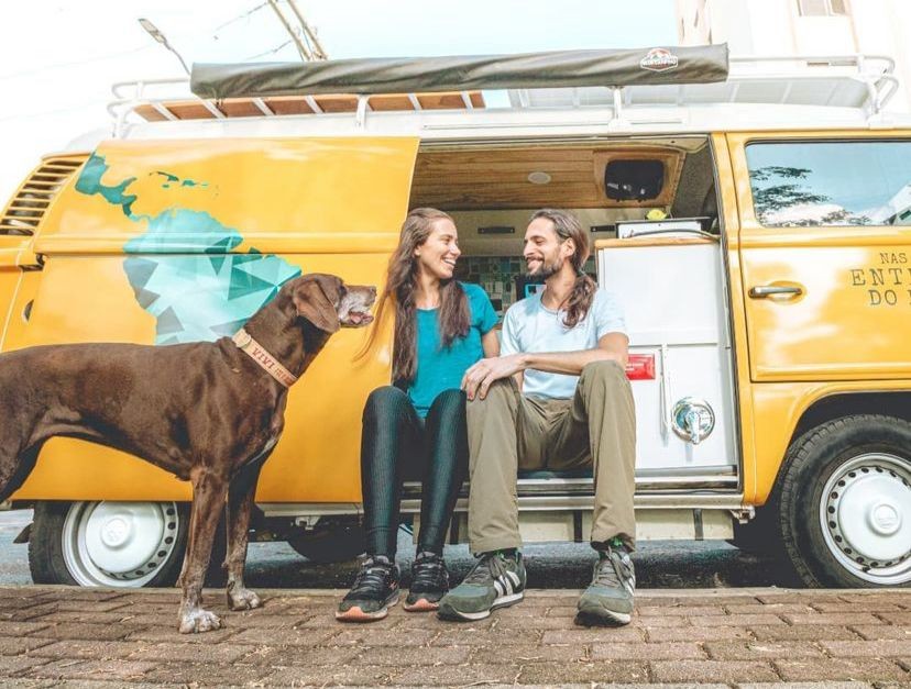 Bichos na Escuta #52: conheça Vivi, a cachorra que viaja o mundo em uma kombi