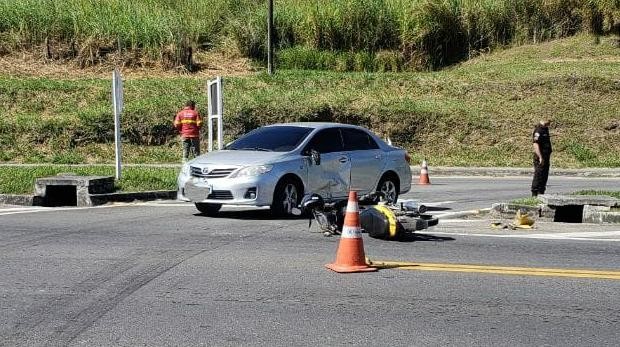Motociclista sem habilitação fica ferido após se envolver em batida com carro na Lúcio Meira, em Vassouras