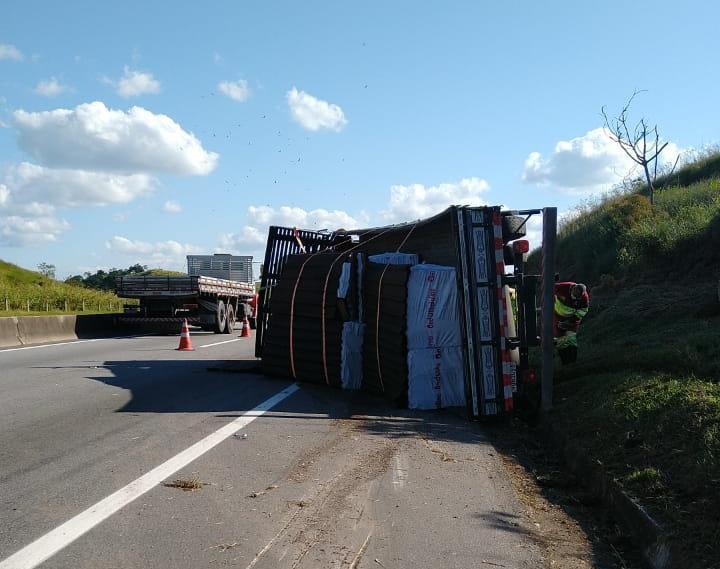 Caminhão carregado de telha tomba em trecho da Via Dutra que passa por Piraí
