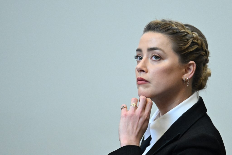 A atriz Amber Heard, durante julgamento de processo movido por Johnny Depp contra ela