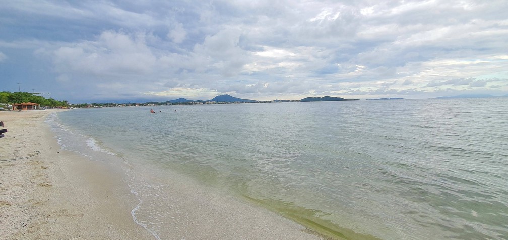 Orla da Lagoa de Araruama com águas claras em Iguaba Grande — Foto: Rodrigo Marinho/g1
