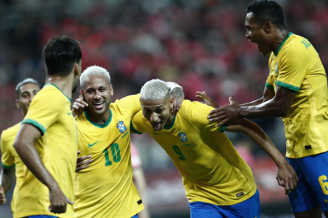Neymar comemora gol com Richarlison