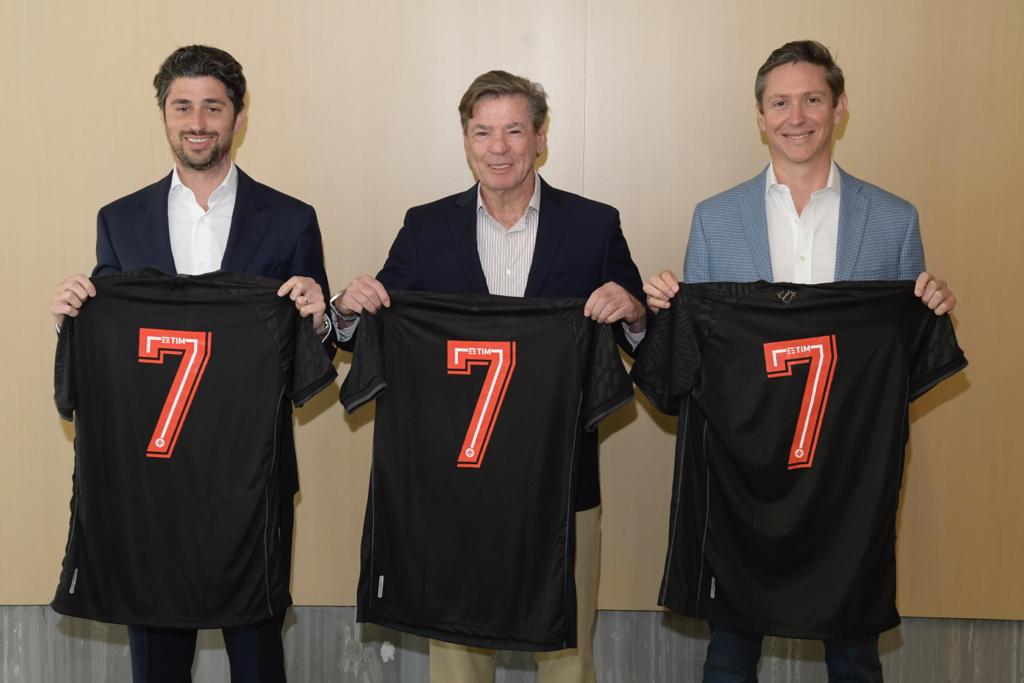 Josh Wander, Sócio da 777 Partners; Jorge Salgado, Presidente do Vasco da Gama e Juan Arciniegas, Diretor de Esportes, Mídia e Entretenimento da 777 Partners, seguram camisas do Vasco com o número 7
