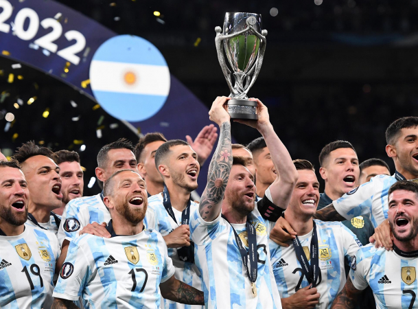 Messi ergue a taça da Finalíssima, conquistada com a vitória da Argentina sobre a Itália