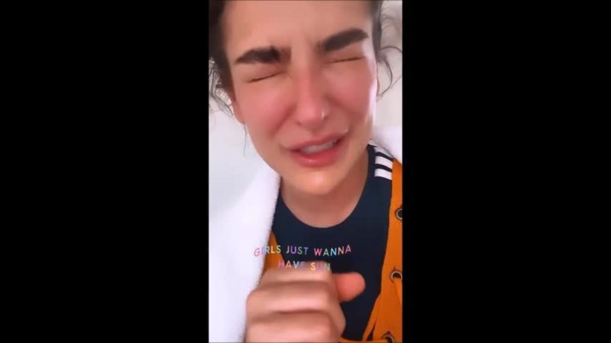 Kéfera chora após vitória de série "Ninguém Tá Olhando" no Emmy Internacional Kéfera chora após vitória de série "Ninguém Tá Olhando" no Emmy Internacional