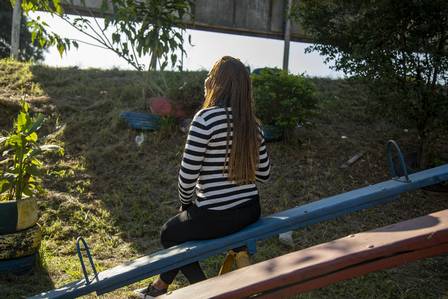 Dor de mãe: filha de assistente administrativa foi estuprada por quatro colegas de turma em escola municipal na Zona Oeste