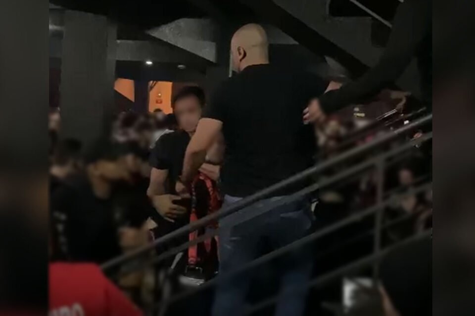 Vídeo mostra jovem sendo arrastado desacordado em festa universitária Vídeo mostra jovem sendo arrastado desacordado em festa universitária