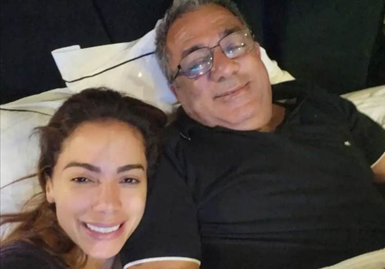Pai de Anitta deixa o hospital após AVC e cirurgia para retirar câncer no pulmão