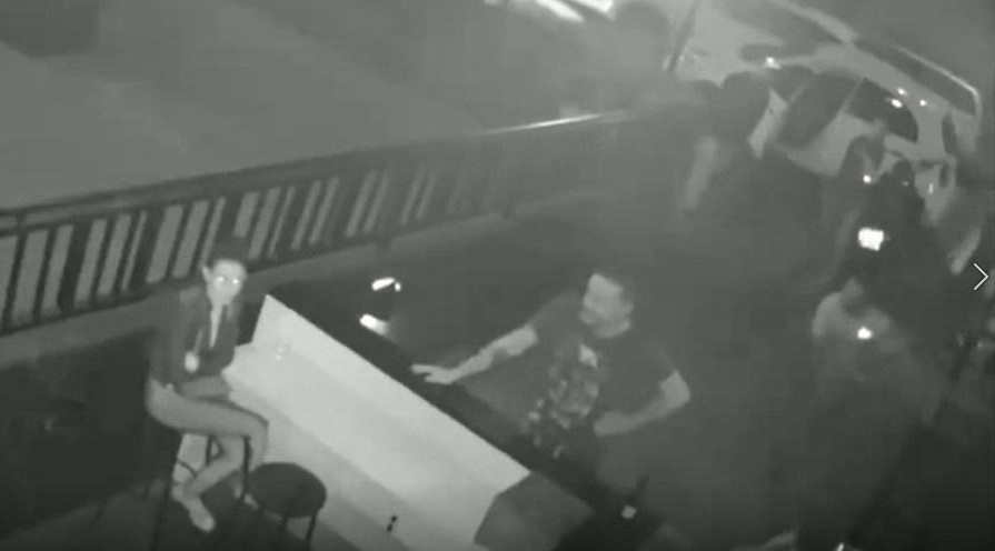 Homem saca arma, faz disparos em frente a uma boate e deixa feridos Homem saca arma, faz disparos em frente a uma boate e deixa feridos