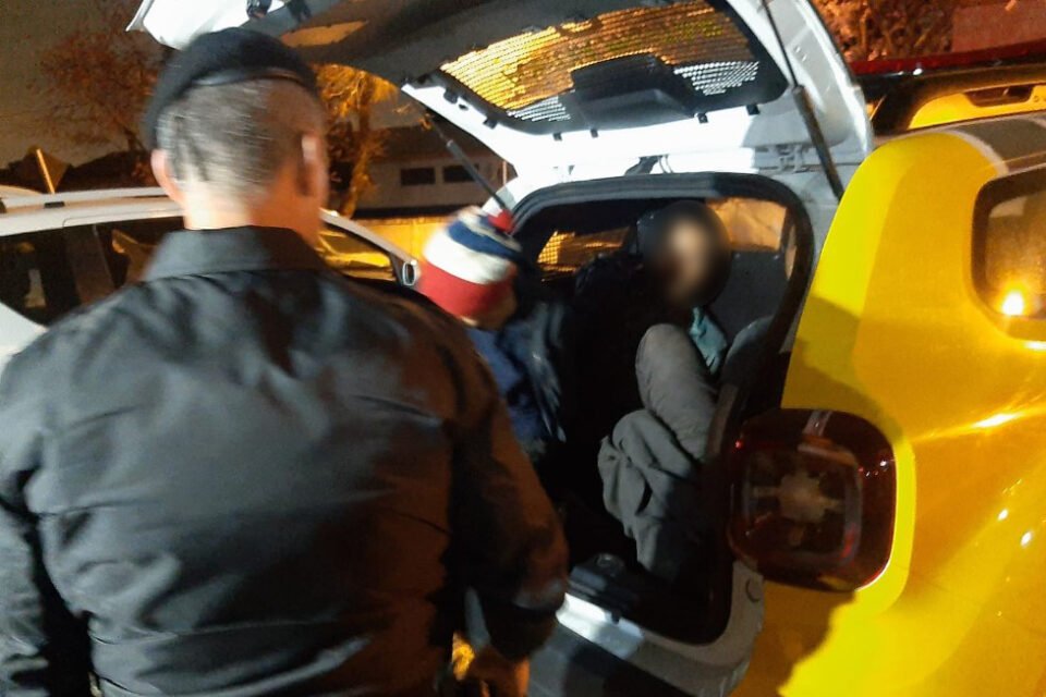 Trio rouba carro de estacionamento de mercado e é preso em flagrante na Avenida Manoel Ribas