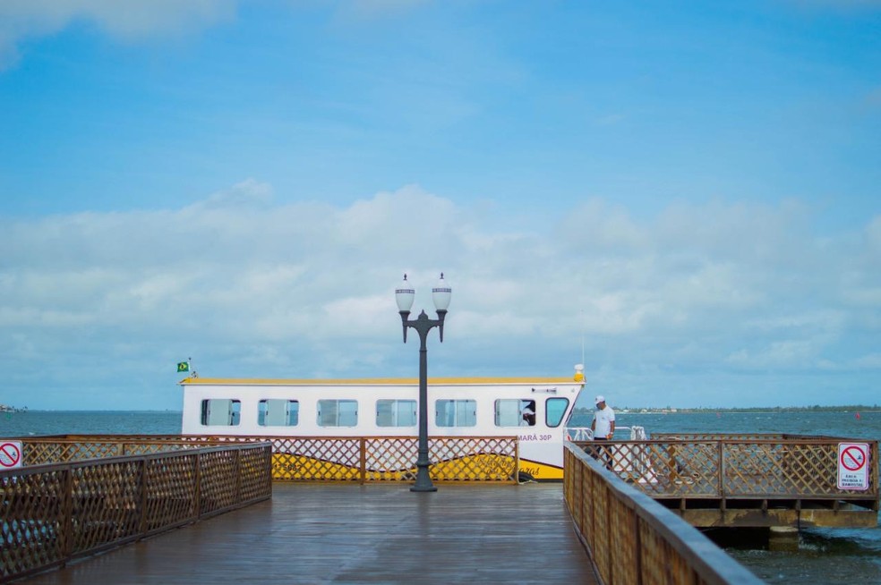 Moradores e turistas podem atravessar do Centro de Araruama para Praia Seca em um passeio de ferryboat — Foto: Divulgação